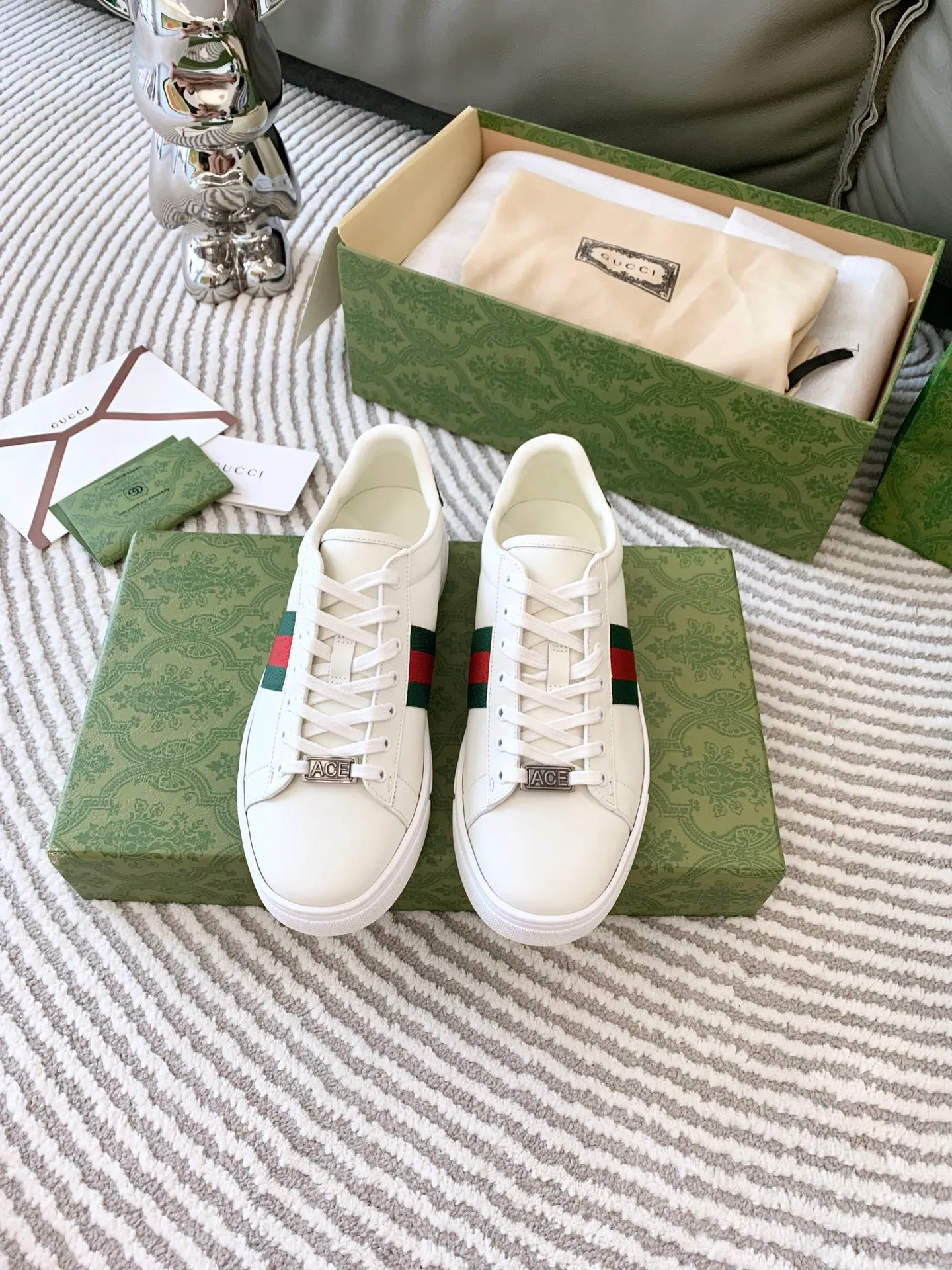 👟👟Ex-factory price 540👟👟 Men's size +10 Top version: Gucci G family classic Ace series Embroidery Little Bee White Shoes Couple Style Ribbon Love Casual Sports Shoes Sneakers Original Purchase Development Production This brand's classic low-top sports shoes interweave golden embroidered bees with red and green webbing. The bee is a classic element of the brand. It appeared in the Gucci ready-to-wear series in the 1970s. Exquisite packaging at the delivery counter🛍📦 ▪️Fabrics: Original custom imported first-layer cowhide ▪️Foots: Original custom cowhide lining ▪️Sole: Original open-molded rubber non-slip material ▪️Sole thickness: 2.5CM ▪️Size: Women's 34-41 (customized 34/41) ▪️Size: Men's 38-46 (38/46 customized)